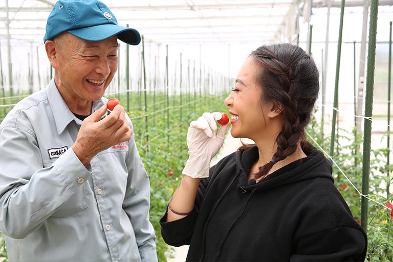 Bác Masa – giám đốc nông trại Hokkaido Lotus Farm (Bên trái) - MP Fruit